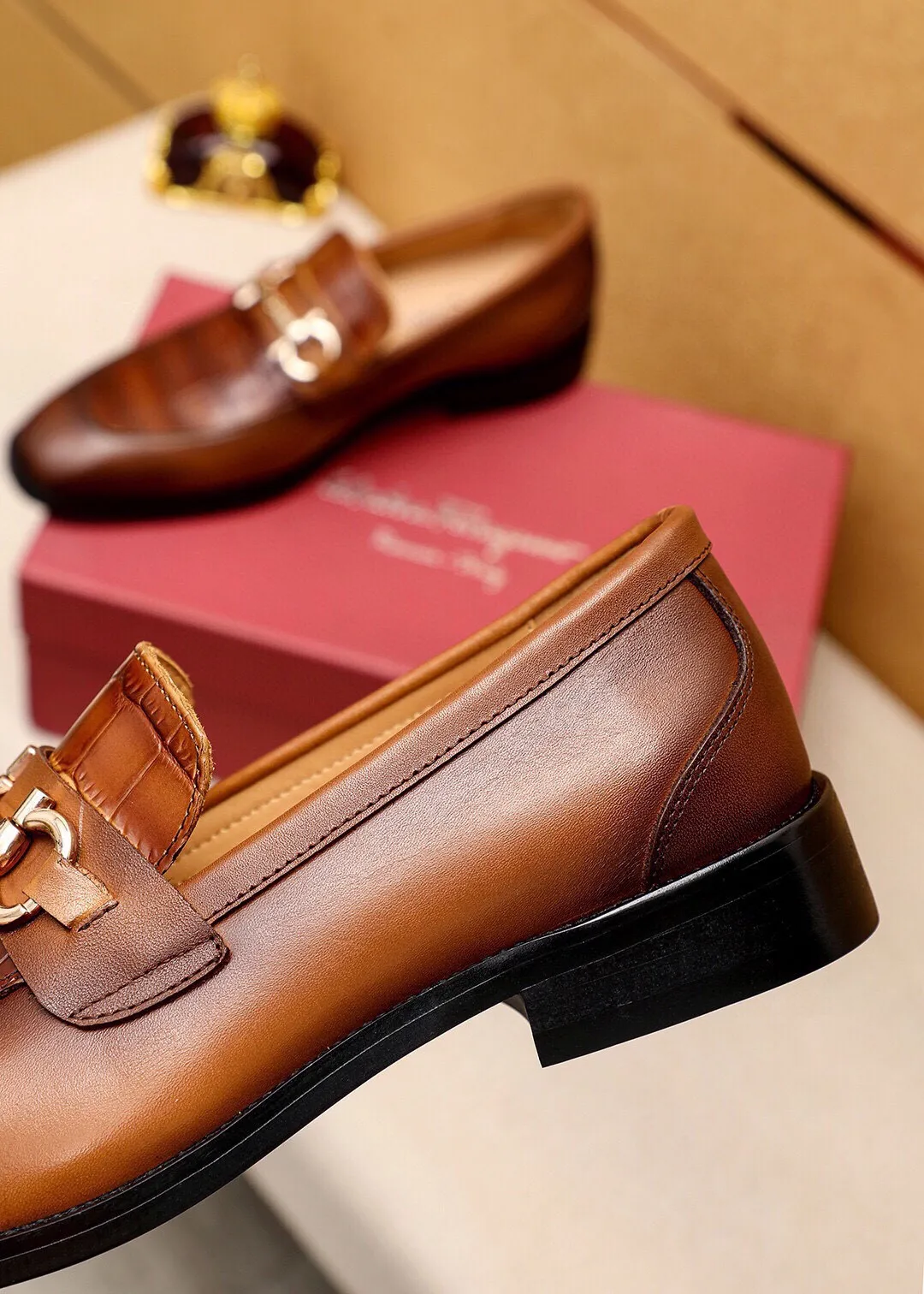 Men's shoes 💰460 💐 Product trademark: Ferragamo "Ferragamo" casual leather shoes Regular size: 38-44 (45.46.47🉑️Customized) Product materials: Selected imported first-layer calfskin embossed upper + luxury hardware buckle, imported water-dyed cow leather lining. Strong three-dimensional visual effect, original outsole color: 2 colors available
